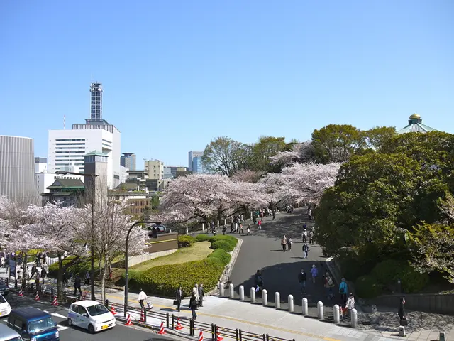 Traffic is delayed on motorways due to the recurrence of waves and accidents.